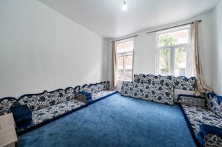 <p>We Invest heeft het genoegen u deze op te frissen studio voor te stellen, gelegen nabij het historische centrum van Brussel, <strong>gelegen te Darimonstraat 7</strong>.<span></span></p>
<p>Het pand geniet van een strategische ligging (nabij de Koolmijnenkaai &amp; de Dansaertwijk), evenals een uitstekende bereikbaarheid (tram | metro | treinstation). Het appartement bevindt zich op het gelijkvloers, in een rustige straat, in een kleine mede-eigendom van 4 verdiepingen, zonder lift en zonder lasten.</p>
<p>Het appartement van ±48 m² is als volgt ingedeeld: inkomhal, leefruimte, keuken, apart toilet en badkamer. Een tuin vervolledigt en verfraait dit pand.</p>
<p>Geen stedenbouwkundige inbreuken volgens de stedenbouwkundige inlichtingen van februari 2026. Momenteel verhuurd, de koper zal het genot van het pand verkrijgen via de huurinkomsten of kan de huurders opzeg geven voor eigen bewoning.</p>
<p>Elektrische installatie conform. EPC: G.</p>
<p>Dankzij zijn strategische ligging, nabij winkels, openbaar vervoer, scholen en belangrijke invalswegen, vormt dit pand een uitstekende opportuniteit voor investeerders of voor wie op zoek is naar een centrale ligging.</p>
<p>Houd er rekening mee dat lichte opfrissingswerken en een herindeling van de ruimtes te voorzien zijn.</p>
<p>Exclusieve bezoeken op zondag 13/09 tussen 10u en 11u, met of zonder afspraak.</p>
<p>Info en bezoeken: anastasia.s@weinvest.be | 02 315 77 22</p>
<p>Zin om meer te zien? Ontdek alle exclusieve panden te bezoeken op 13 september → https://weinvest.be/fr-BE/search?at=Bruxelles&amp;c=4.35121%2C50.8551&amp;t=place&amp;exclusive=1&amp;src=seo-landing</p>