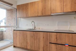 <p><span>EDEGEM | KNAP GERENOVEERD APPARTEMENT MET TWEE SLAAPKAMERS EN GARAGEBOX | EPC B |</span></p><p><span>Indeling als volgt: Inkomhal - ruime leefruimte - volledig geïnstalleerde keuken - terras vooraan - twee slaapkamers waarvan één  met toegang tot terras achteraan - badkamer met inloopdouche, lavabomeubel en handdoekdroger - aparte toilet - berging.</span></p><p><span>Extra troeven : </span></p><ul><li><span>EPC B (energiezuinig)</span></li><li><span>Elektriciteit conform</span></li><li><span>Dak conform en geïsoleerde gevels</span></li><li><span>Aparte meters voor gas en elektriciteit</span></li></ul><ul><li><span>Gelegen op de eerste verdieping van goed onderhouden gebouw met lift</span></li></ul><ul><li><span>Terras aan voor- én achterzijde</span></li><li><span>Garagebox inbegrepen (voorzien van elektriciteit)</span></li></ul><ul><li><span>Gelegen op </span><span>een uitstekende locatie in Edegem, vlakbij winkels, openbaar vervoer en andere voorzieningen, op een boogscheut van Centrum-Mortsel.</span></li></ul><p><span> </span></p><p><span>Gemeenschappelijke kosten bedragen 154,58 euro  per maand (Syndicus, blokbpolis, water, lift, minuterie, onderhoud, ...).</span></p><p><span>Ideaal als starterswoning, maar ook als investering. De woning is momenteel verhuurd, wat zorgt voor een onmiddelijk en aantrekkelijk rendement. </span></p><p><span>Momenteel wordt het verhuurd voor 860 euro  per maand (excl. kosten).</span></p><p><span> </span></p>