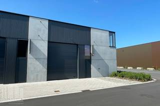 Nieuwbouw KMO-unit met een oppervlakte van 204 m² in combinatie met een mezzanine van 30 m² en 2 privatieve parkeerplaatsen te koop, de unit maakt deel uit van de gloednieuwe KMO-site <strong>"CLARYSSE BUSINESS PARK"</strong> en is uitstekend gelegen langs de Brugsesteenweg (N50) en biedt moderne en hoogwaardige KMO-units. <br /><br />De casco loods is opgebouwd uit een staalconstructie in combinatie met betonwanden en architecturale sandwichpanelen en heeft een vrije hoogte van +/- 6 m. Het magazijn is toegankelijk via een automatische sectionale poort (4m B x 4,5 m H) en aparte toegangsdeur met bovenliggende raampartij. Daarnaast is de unit voorzien van een lichtstraat met rookluik (brandklasse C), geïsoleerd steeldeck, polybetonvloer, aansluitingen voor water, elektriciteit en een afvoer.<br /><br />De unit heeft 2 privatieve parkeerplaatsen!<br />Beschikbaar bij akte.<br /><br />Contacteer PANORAMA B2B voor bijkomende inlichtingen of een vrijblijvend plaatsbezoek 050 300 800.