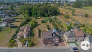 <p><span>ERPE - Bent u op zoek naar een perfect instapklare gezinswoning met een verzorgde uitstraling, een mooie tuin en heel wat ruimte. Dan is deze woning absoluut een bezoekje waard.</span></p>
<p><span>Gelegen op een mooi en goed georiënteerd perceel, geniet u achteraan van een aangenaam en rustgevend zicht op het groen. Dankzij de ruime parkeermogelijkheden en de praktische indeling is dit bovendien een ideale gezinswoning.</span></p>
<p><span>Bij het binnenkomen wordt u verwelkomd in een verzorgde inkomhal met gastentoilet. Verder beschikt de woning over een praktische berg- en wasruimte en een afzonderlijke, aangename bureauruimte, ideaal voor thuiswerk.</span></p>
<p><span>De ruime, volledig geïnstalleerde keuken is voorzien van alle moderne comfort en vormt samen met de lichtrijke woonkamer het hart van de woning. Vanuit de woonkamer geniet u van een mooi zicht op de tuin. De maatkasten zorgen voor extra opbergruimte, terwijl de inbouwcassette voor extra sfeer en gezelligheid zorgt.</span></p>
<p><span>Op de eerste verdieping bevinden zich drie mooie slaapkamers, aangevuld met een ruime badkamer voorzien van zowel een douche als een ligbad. Een leuke open vide zorgt voor een extra ruimtelijk gevoel.</span></p>
<p><span>Via de vaste trap bereikt u de zolderverdieping. Deze biedt nog heel wat potentieel en maakt het mogelijk om twee bijkomende slaapkamers of andere multifunctionele ruimtes te creëren.</span></p>
<p><span>Ook technisch heeft deze woning heel wat te bieden,18 zonnepanelen inclusief groenestroomcertificaten, een conforme elektrische installatie, vloerverwarming op de benedenverdieping, hoogrendementsglas, zonnescreens aan de achterzijde enz…</span></p>
<p><span>De woning geniet bovendien van een uitstekende en centrale ligging, nabij belangrijke invalswegen en de E40, openbaar vervoer, scholen en diverse buurtwinkels.</span></p>
<p><span>Kortom een verzorgde, energiezuinige en instapklare woning met een aangename ligging, mooie tuin en extra uitbreidingsmogelijkheden. Een ideale thuis voor wie comfort, ruimte en bereikbaarheid wil combineren. Voor meer info of bezoek 053/60.65.60.<br /><br />Richtprijs: De vermelde prijs is een richtprijs. Na ontvangst van de biedingen beslist de verkoper volledig vrij of hij al dan niet tot verkoop overgaat en welk bod hij aanvaardt. De richtprijs is niet bindend.<br /></span></p>