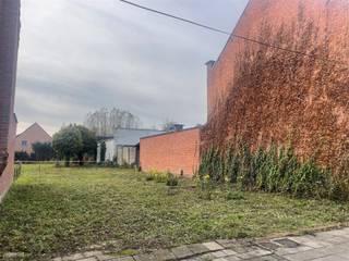 PERCEEL BOUWGROND MET OPPERVLAKTE VAN 2A 79CA VOOR GESLOTEN BEBOUWING IN CENTRUM TISSELT.De nabijheid van A12 en N16 verzekert een vlotte...