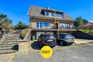 Deze ruime koppelvilla op 310m² met 4 slaapkamers te Koksijde-Bad is een unieke kans voor wie op zoek is naar comfortabele woon- of...