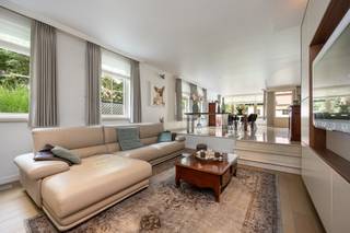 <strong>Grote eengezinswoning met 5 slaapkamers, 2 badkamers, bureau en groot bijgebouw op perceel van 1117<span>m²</span>. Perfect mogelijk als kangoeroewoning. Gelegen in een van de mooiste straten van Mol Wezel. EPC: B 145 kWh/m².<br /><br />Ligging: </strong><span>Op slechts 5 minuten rijden van de winkels in Mol Wezel of de ring, kom je thuis in deze prachtig afgewerkte gezinswoning. Gelegen in een kindvriendelijke straat geniet je hier van alle rust en tegelijk een centrale uitvalsbasis. De nabij gelegen invalsweg zorgt voor een onmiddellijke en vlotte verbinding naar de omliggende gemeente/steden. </span><strong><br /><br />Indeling: 0:<span> </span></strong><span>inkom, apart toilet, vestiaire, bureau, woonkamer, open keuken, slaapkamer, dressing, badkamer, berging, wasplaats en garage. </span><strong>+1:</strong><span> nachthal, 4 ruime slaapkamers, badkamer, strijkkamer/dressing. </span><strong>+2:</strong><span> bergzolder. </span><strong>Buiten:</strong><span> tuin, garage en werkhuis.</span><br /><br /><strong>Beschrijving: </strong><span>Binnenkomen doet u in de ruime inkomhal met apart toilet. Als we doorlopen, komen we in de grote leefkeuken die voorzien is van alle comfort (alle toestellen van Miele en Smeg; <span>kookvuur op gas, combi heteluchtoven met microgolf, vaatwasser, grote Amerikaanse ijskast</span>) en zicht biedt op de tuin. Aansluitend bevindt zich de leefruimte die onderverdeeld is in een eetplaats en een zitput met een prachtige ingemaakt TV-meubel. </span><span>Van zowel deze leefkeuken als de living hebt u zicht op het terras en de onderhoudsvriendelijke tuin die aangelegd is incl. beregening (diepteboring).<br />Alles is voorzien van domotica en alarm. Airco's, zonnepanelen en thuisbatterij zijn recent geplaatst. <br /><br />Loopt u verder, dan komt u in de berging, inpandige garage voor 1 wagen en verder de wasplaats met veel kastruimte. <br />Op het gelijkvloers biedt deze woning verder een prachtige master bedroom met aansluitend een inloopdressing en ensuite badkamer met douche en een grote bureau aan de straatkant waar ook ingemaakte kasten voorzien zijn. <br /><br />Via de trap in de lichtovergoten traphal betreedt u de verdieping. Hier vindt u naast de royale overloop, vier zeer ruime slaapkamers en een tweede badkamer. De badkamer is voorzien van een lavabo met kastjes, toilet en ligbad. Verder in de hal vindt u een tweede dressing die nu dienst doet als strijkkamer. <br /><br />Ten slotte is er de zolderverdieping die goed geïsoleerd is en toegankelijk is via een luik. <br /><br />Het vergunde bijgebouw achteraan de tuin biedt ruimte voor 2 auto's en is hoog genoeg voor een mobilhome of vrachtwagen. Hiernaast biedt dit bijgebouw enorm veel mogelijkheden, zeker door de hoge afwerkingsgraad. Hier is een 3-fasige aansluiting aanwezig. <br />Mits verdere inrichting is kangoeroewonen hier perfect mogelijk.<br />In de onderhoudsvriendelijke tuin met aangenaam terras is het heerlijk vertoeven in alle rust. </span><br /><br /><span>Het betreft hier de 1ste bewoning en is steeds voorzien van een zeer goed onderhoud.</span><br /><br /><b>Op zoek naar een perfect onderhouden vrijstaande woning met 5 slpks, 2 bdk. en groot bijgebouw? <br />Aarzel niet en plan vandaag nog uw bezoek!</b><br /><strong><br /></strong><span><strong>Bijz. informatieplicht: </strong>omgevingsvergunning stedenbouwkundige handelingen uitgereikt, woongebied, geen rechterlijke herstelmaatregel of bestuurlijke maatregel opgelegd, geen voorkooprecht ruimtelijke ordening, geen omgevingsvergunning voor verkavelen van gronden.</span>