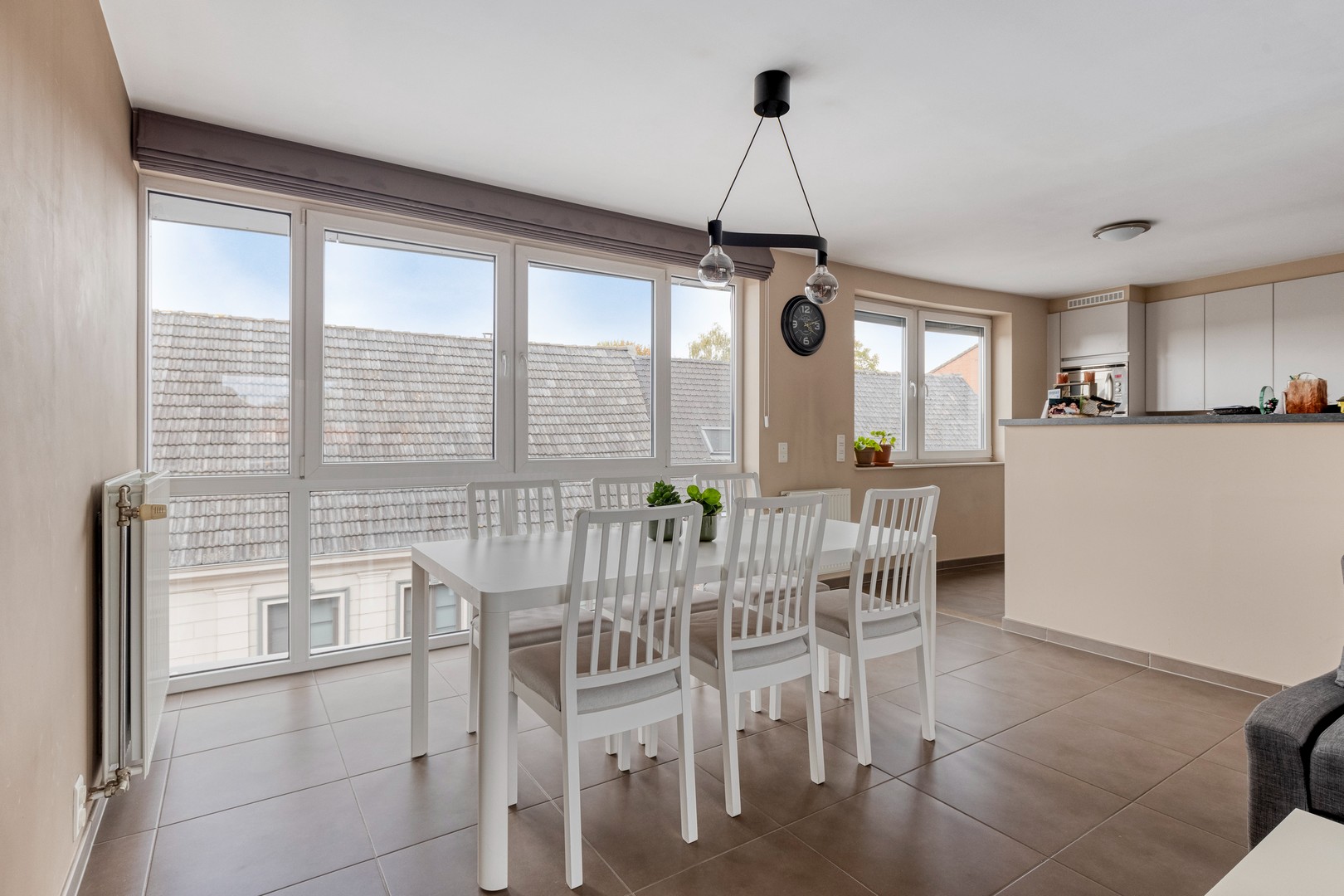 Ruim, instapklaar appartement met 2 slaapkamers en afgesloten parkeerplaats in het centrum van Roeselare-Beveren - foto 5