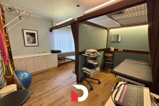 Verzorgde ingerichte praktijkruimte, ingericht als kinesist praktijk in gemeente Koolkerke. De praktijkruimte bestaat uit een behandelkamer met...
