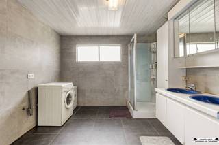 <p><span>Interessante opbrengsteigendom te koop in Wilrijk, bestaande uit een studentenhuis met 5 vergunde studentenkamers, ideaal als investering met stabiel rendement.</span></p><p><span>De woning beschikt over een praktische indeling met op het gelijkvloers een inkomhal, een eerste studentenkamer, een gemeenschappelijke keuken en badkamer, alsook een veranda met toegang tot de ruime en zonnige tuin. <br />Daarnaast is er een gemeenschappelijke fietsenberging aanwezig. </span></p><p><span>Op de verdiepingen bevinden zich meerdere studentenkamers, elk voorzien van voldoende ruimte en lichtinval. <br />De zolderverdieping biedt een extra ruime kamer met eigen sanitair en kitchenette, wat zorgt voor extra comfort. </span></p><p><span>De kamers zijn praktisch ingericht en bieden een aangename woonomgeving voor studenten, met gedeelde faciliteiten die volledig afgestemd zijn op comfortabel samenleven.</span></p><p><span>Dankzij de ligging op wandelafstand van campus Drie Eiken en op fietsafstand van andere campussen, is dit pand bijzonder aantrekkelijk voor studenten en investeerders.</span></p><p><span>Indeling:</span></p><p><span>• Gelijkvloers: inkomhal, studentenkamer, gemeenschappelijke keuken, badkamer, fietsenberging, veranda en tuin </span></p><p><span>• Tussenverdieping: studentenkamer </span></p><p><span>• Eerste verdieping: 2 studentenkamers </span></p><p><span>• Tweede verdieping: ruime studentenkamer met eigen sanitair en kitchenette</span></p><h2><span>Troeven</span></h2><ul><li><span>5 vergunde studentenkamers </span></li><li><span>Interessante investering met rendement </span></li><li><span>Grote gemeenschappelijke tuin </span></li><li><span>Fietsenberging aanwezig </span></li><li><span>Goede ligging nabij universiteitscampussen </span></li></ul><p><span> </span></p><p><span>Interesse in deze opbrengsteigendom? </span></p><p><span>Contacteer ons voor meer informatie of een bezoek ter plaatse.</span></p><p><span> </span></p>