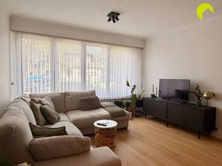 In een rustige woonwijk nabij parken, openbaar vervoer, ziekenhuizen, … vinden we dit fris 2-slaapkamer appartement terug op de...