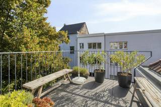 Op de derde verdieping van een kleinschalig gebouw in de Pachtstraat bevindt zich dit bijzondere dakappartement. Het appartement werd gerenoveerd in 2016 en combineert authentieke elementen met een hedendaagse afwerking. Het prachtige houten dakgebinte, de vele glaspartijen en de open leefruimte geven het appartement een uitstraling die je niet snel ergens anders vindt.<br /><br />De lichtrijke leefruimte vormt het hart van het appartement. De zichtbare houten balken en hoge dakstructuur zorgen voor karakter, terwijl de verschillende dakramen en grote raampartijen voor veel natuurlijk licht zorgen. De open keuken sluit naadloos aan op de leef- en eetruimte en werd strak en tijdloos ingericht.<br /><br />Een absolute troef is het ruime zonnige terras.<br /><br />De slaapkamer beschikt over een eigen badkamer met inloopdouche, lavabo en toilet. Ook hier zorgen het schuine dak, de witgeschilderde bakstenen muur en het dakraam voor de typische charme van het appartement.<br /><br />Indeling<br /><br />- lichtrijke leef- en eetruimte<br />- open ingerichte keuken<br />- één slaapkamer<br />- badkamer met inloopdouche, lavabo en toilet<br />- ruim terras<br /><br />Troeven<br />- toplocatie in 2000 Antwerpen<br />- volledig gerenoveerd in 2016<br />- EPC B<br />- ruim en aangenaam terras<br />- karaktervol houten dakgebinte<br />- veel natuurlijke lichtinval<br />- kleinschalig gebouw<br />- weinig gemeenschappelijke kosten<br /><br />Ook de ligging in Antwerpen is een belangrijke troef. De Pachtstraat ligt op een fijne locatie van waaruit zowel het historische centrum als winkels, horeca en openbaar vervoer vlot bereikbaar zijn. Je geniet hier van het stadsleven van Antwerpen, terwijl het appartement zelf dankzij zijn ligging op de bovenste verdieping een aangenaam gevoel van rust en privacy biedt.<br /><br />Dit dakappartement te koop in Antwerpen is dan ook een mooie opportuniteit voor wie geen klassiek appartement zoekt, maar vastgoed met een eigen identiteit, een sterke locatie en een fijne buitenruimte.<br /><br />Op zoek naar een karaktervol appartement om te kopen in Antwerpen? Contacteer ons voor meer informatie of een bezoek aan dit unieke appartement te koop in Antwerpen.<br /><br />Had u graag uw eigen eigendom te koop aangeboden? Contacteer ons dan voor een vrijblijvende schatting. Ook voor alle andere vragen omtrent immo, kopen of verkopen in Antwerpen kan u steeds bij ons terecht.<br /><br />Bestuursmaatregelen in het maatregelenregister: nee