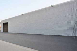 Dit pand heeft een oppervlakte van +-744 m² (BVO) + 154m² overdekte opslag op een grondoppervlakte van 1798 m²!! Het pand wordt op dit moment gebruikt als magazijn/werkplaats (te huur wegens verhuis huidige huurder). Het goed kent een uitstekende ligging aan de Berchemweg. Tevens heeft deze weg een uitstekende verbinding: N60, Kluisbergen, Ronse, Oudenaarde, Gent, E17,…. Aan het pand zijn er verschillende parkeergelegenheden voorzien. Voor meer informatie of een plaatsbezoek, contacteer Vastgoed Lietaer. Enkel een schriftelijk aanvaard bod door de verhuurders resulteert in een verhuur of enige verbintenis.<br />
