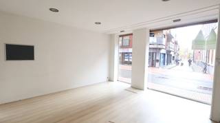 Deze centraal gelegen commerciële ruimte kunnen we terugvinden in het centrum van Izegem.Aan straatzijde kunnen we de inkom terugvinden met een...