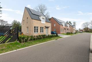 <span>Nieuwbouw (2023) gezinswoning nabij centrum Dessel</span><br /><span>E-peil 16 | 3 slaapkamers | 333 m² perceel</span><br /><span><br />Deze energiezuinige gezinswoning werd gebouwd in 2023 en wordt verhuurd verkocht. De huidige huurprijs bedraagt €1200/maand.<br /><br />Meer info: 014/70.73.72 of info@dilegno.immo<br /><br />We betreden de woning langs de inkomhal die toegang geeft tot de leefruimte en een apart gastentoilet met handenwasser.</span><br /><span>De lichtrijke leefruimte omvat woonkamer, eetkamer en keuken, dewelke voorzien is van inductiekookplaat, dampkap, ijskast, vaatwasser en combi-oven. Naast de keuken vinden we de berging/wasplaats.</span><br /><span><br />De verdieping bestaat uit 3 slaapkamers, nachthal en badkamer, uitgerust met inloopdouche, bad, toilet en enkele wastafel in meubel.</span><br /><span>Via de vlizo-trap in de nachthal komen we nog op de zeer ruime zolder.<br /><br />De oprit en het terras werden reeds aangelegd.<br />Tenslotte zorgen de 10 zonnepanelen op het zuid georienteerde dak voor een erg laag energiefactuur.</span>