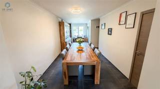 <h3><span>Instapklare gezinswoning met 3 slaapkamers, ruime tuin en private oprit</span></h3><p><span>Ontdek deze verzorgde en instapklare woning op een toplocatie, recht tegenover het prachtige provinciaal domein De Gavers. Dankzij de ruime leefruimtes, drie slaapkamers en zonnige tuin biedt deze woning alle comfort voor wie op zoek is naar een aangename gezinswoning.</span></p><p><span>Indeling</span></p><p><span>Gelijkvloers</span><span><br />Via de inkomhal met gastentoilet betreedt u de ruime en lichtrijke leefruimte met open keuken. De badkamer is volledig uitgerust met een lavabomeubel, ligbad en comfortabele inloopdouche. Aansluitend bevindt zich een ruim terras met stijlvol lamellendak, ideaal om het hele jaar door van het buitenleven te genieten.</span></p><p><span>Eerste verdieping</span><span><br />De nachthal geeft toegang tot twee ruime slaapkamers, waarvan één beschikt over een praktische dressing. Op deze verdieping bevindt zich eveneens een apart toilet.</span></p><p><span>Tweede verdieping</span><span><br />De zolderverdieping werd ingericht als een volwaardige derde slaapkamer met een charmante mezzanine, ideaal als slaap-, werk- of hobbyruimte.</span></p><p><span>Troeven van deze woning</span></p><ul><li><span>Instapklaar en uitstekend onderhouden </span></li><li><span>3 volwaardige slaapkamers </span></li><li><span>Ruime en lichtrijke leefruimte </span></li><li><span>Grote tuin met terras en lamellendak </span></li><li><span>Private oprit </span></li><li><span>Elektrische installatie conform AREI </span></li><li><span>EPC-label B geen renovatieverplichting </span></li><li><span>Asbestveilige woning, enkel tuinhuis dak is asbest.</span></li><li><span>Unieke ligging tegenover provinciaal domein De Gavers </span></li></ul><p><span>Bent u op zoek naar een energiezuinige, instapklare woning op een uitstekende locatie? Dan is deze eigendom zeker een bezoek waard.</span></p><p><span>Interesse?</span><span> Reageer op de advertentie voor meer informatie of een bezoek. Wij nemen vervolgens contact met u op om een afspraak in te plannen.</span></p>