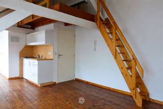 <p><span>GENT - Struifstraat 5 bus 301 : Op zoek naar </span><span>een lichtrijke en gezellige studio te huur</span><span> in centrum Gent? Lees dan snel even verder.</span></p><p><span> </span></p><p><span>De troeven in een notendop:</span></p><ul><li><span>Vlot bereikbaar met openbaar vervoer</span></li><li><span>Kleinschalig gebouw</span></li><li><span>Fietsenstalling binnen het gebouw aanwezig</span></li><li><span>Gelegen in het hart van Gent</span></li></ul><p><span> </span></p><p><span>Indeling:</span></p><p><span>Leefruimte met open keuken (koelkast en kookplaat) en badkamer met douche, lavabomeubel en toilet. Slaapruimte op mezzanine.</span></p><p><span>Gemeenschappelijke fietsenstalling op het gelijkvloers.</span></p><p><span> </span></p><p><span>Beschikbaar vanaf heden. </span><span>Domicilie verplicht.</span></p><p><span>Huurprijs:</span><span> € 595+ € 120</span><span> provisie EGW (elektriciteit, gas, water) + internet.</span></p><p><span> </span></p><p><span>Interesse in deze toffe studio? Vraag dan snel jouw bezoek aan via onze website!</span></p><p><span> </span></p><p><span> </span></p><p><span> </span></p><p><span> </span></p>