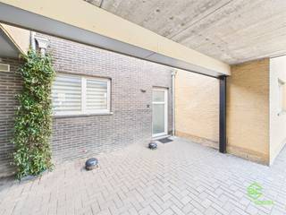 <p><span>In een zijstraat van de expresweg N80 en de N3, op een zeer centrale locatie, vinden we deze instapklare gezinswoning terug. </span></p><p><span>Op minder dan 1km kan het centrum van Sint-Truiden bereikt worden. Hier vinden we een ruim aanbod aan winkels, supermarkten, horeca, scholen, enz. </span></p><p><span>Ook Tienen, Hannuit en Hasselt zijn van hieruit gemakkelijk bereikbaar. </span></p><p><span> </span></p><p><span>De woning werd enkele jaren geleden pas volledig afgewerkt waardoor alle materialen nog praktisch nieuw zijn. </span></p><p><span>De elektriciteit is conform gekeurd, type D-ventilatiesysteem is aanwezig en de verwarming gebeurd door een recente aardgasketel. </span></p><p><span> </span></p><p><span>De woning is onderdeel van een kleinschalige residentie en deelt aan de achterkant mee in een ruime tuin. Op straatniveau betreden we de woning via de nachthal. Hier vinden we 3 slaapkamers, een kleine berging en de badkamer. Deze is voorzien van een ruime inloopdouche, een meubel met dubbele lavabo en een toilet. </span></p><p><span>Een verdieping lager werd er een zeer ruime woonkamer met aansluitende open keuken ondergebracht. Via het grote schuifraam is er toegang tot het terras. De keuken beschikt over een ziteiland en alle nodige toestellen. Naast de keuken bevindt zich de wasplaats met aansluiting voor de wasmachine en ook een apart toilet. </span></p><p><span> </span></p><p><span>Op het ruime terras is het vanaf ’s middags tot ondergang genieten van de zon. Er is hier een prachtig uitzicht op de tuin. </span></p><p><span>Voor de woning vinden we nog een private carport. Bezoekers kunnen zeer gemakkelijk parkeren voor de residentie.</span></p><p><span> </span></p><p><span>Pluspunten:</span></p><p><span>- topligging</span></p><p><span>- praktische indeling</span></p><p><span>- ruim terras</span></p><p><span> </span></p><p><span>De vermelde bewoonbare oppervlakte is de netto-oppervlakte van de woning.</span></p>