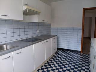 Zonnig en ruim glv appartement met 1 slaapkamer, tuin en garage<br />Het appartement bestaat uit een ruime inkomhal met ingebouwde kasten, een ruime zonnige woonkamer opp ca 30m² en een gedeeltelijk ingerichte keuken. Via de keuken heeft u toegang tot de zonnige aangelegde stadstuin. Verder heeft het appartement 1 ruime slaapkamer opp ca 14m², een badkamer met inloopdouche en een apart toilet.<br />Het appartement is gelegen op wandelafstand van het openbaar vervoer, winkels, in de nabijheid van Wijnegem Shopping Centrum..kortom een ideale locatie.<br />Het appartement is instapklaar en onmiddellijk beschikbaar.<br />Hp: 950€ + 50€ G + 150€ mk of een totaal van 1150€ per maand<br />voorschot water en centraal verwarming inbegrepen.<br /><br />Bijkomende informatie:<br />epc 238kWh/m³ – label C - woonopp 85m²<br />150€ mk (omvat voorschot water, verwarming, onderhoud en minuterie gemene gang…) 1x per jaar afrekening<br />opp appartement ca 85m² – vermelde opp is louter indicatief<br />het appartement is instapklaar - beschikbaar onmiddellijk<br />huurwaarborg 3 maanden, via een kapitalisatiebon bij Korfine<br />expertise via extern expertisekantoor<br />P-score A – G-score A, niet in een risicozone voor overstromingen