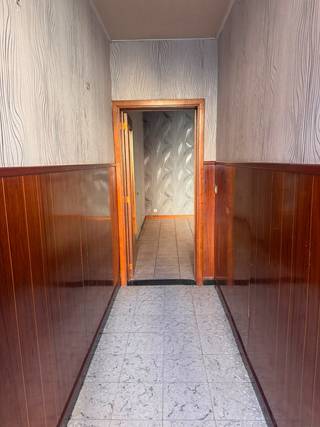 Deze charmante woning is centraal gelegen in de Nekkerspoelstraat, op korte afstand van het bruisende centrum van Mechelen. Winkels, scholen, openbaar vervoer en tal van voorzieningen bevinden zich in de nabije omgeving. Dankzij het nabijgelegen station Mechelen-Nekkerspoel zijn ook Antwerpen, Brussel en andere steden vlot bereikbaar. Daarnaast liggen recreatiedomein De Nekker en mooie fiets- en wandelroutes langs de Dijle binnen handbereik. De woning beschikt op het gelijkvloers over een inkomhal, een ruime woon- en eetkamer, een geïnstalleerde keuken en een badkamer met douche, toilet en lavabo. Absolute troef is de zeer gezellige en charmante stadstuin, een heerlijke plek om in alle rust te genieten! Op de eerste verdieping bevinden zich een tweede badkamer en 2 slaapkamers. De tweede verdieping biedt een zeer ruime zolderkamer met vaste trap, ideaal als derde slaapkamer, hobbyruimte of bureau. Bovendien is er airconditioning aanwezig. De woning heeft een kelder! Een gezellige stadswoning met verrassend veel ruimte én een leuke buitenruimte, vlak bij het centrum van Mechelen! Oppervlakte: 110m². Voor meer informatie of vrijblijvend plaatsbezoek 0488/60.05.07