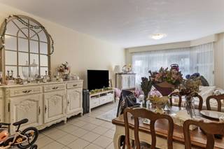 <p>**Wonen te Haren, Brussel**<br /><br />In Haren, een deelgemeente van Brussel, bieden we met veel plezier dit één-slaapkamerappartement aan! Het pand heeft een uitmuntende Mobiscore van 8.9 wat wil zeggen dat alle voorzieningen zoals openbaar vervoer, autosnelweg, winkels, school, het park van Haren, het sportcentrum..... vlakbij zijn. Tevens biedt Haren een perfecte uitvalsbasis naar tewerkstelling in de Brusselse regio en Brucargo.<br /><br />Het gebouw bestaat uit 6 entiteiten, waarbij appartement 0002 gelegen is op de gelijkvloerse verdieping en beschikt over een open leefruimte met ingerichte keuken, badkamer en één slaapkamer. Ieder appartement heeft een eigen terras en bovendien beschikt ieder appartement over een privatieve kelderberging. Wij verkopen alle appartementen in dit gebouw mist inachtneming huurder! Is dit appartement niet volledig wat u zoekt? Bekijk dan zeker de overige opties in dit gebouw via onze website: www.connect-immo.be <br /><br />Op heden is het appartement verhuurd aan €873,74 exclusief lasten waardoor je geniet van een rendement van 3,95%! <br /><br />Dit appartement is een unieke kans voor zowel eigen gebruikers als voor investeerders! Voor meer informatie of een bezichtiging, neem contact op met Jacky op 049553 46 49 of jacky@connect-immo.be<br /><br />EPC: 279 kWh/m² - Label F - UC: 20240715-0000685300-01-5</p>