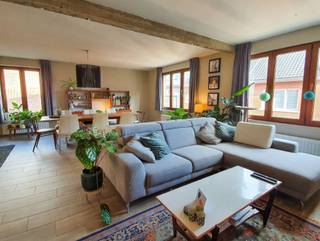 <p><span>Luxueus appartement met lift in het centrum van Halle vlakbij parking.</span></p><p><span>Indeling: inkomhal, zeer ruime en lichtrijke woonkamer (57m²) met open super-ingerichte keuken en ontbijthoek. </span></p><p><span>wc, vestiaire, berging, nachthal, kamer met dressing en ruime badkamer.</span></p><p><span>Ruim terras en gemeenschappelijke fietsenberging.</span></p><p><span>Lasten gemene delen = 55€ (lift, onderhoud, verlichting)</span></p><p><span>Gelegen vlakbij het station, winkelcentrum en zeer ruime parking !</span></p><p><span>Geschikt voor max 2 personen.</span></p><p><span> </span></p>