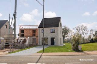 Voor meer info en foto’s, surf naar www.swevers.be – In de Maastrichterstraat in 3740 Bilzen-Hoeselt vindt u deze uitzonderlijk ruime bouwgrond van maar liefst 62a 98ca. Een zeldzame opportuniteit voor wie royaal wil wonen in het groen, zonder in te boeten op bereikbaarheid. Het perceel is 8 meter breed aan de straatzijde en verbreedt achteraan, wat interessante mogelijkheden biedt voor het ontwerpen van een halfopen bebouwing, onder voorbehoud van het bekomen van de nodige vergunningen. Met een indrukwekkende diepte van 108 meter geniet u hier van een open gevoel, veel privacy en een mooie natuurlijke aansluiting met het groen achteraan. De aangename oriëntatie zorgt bovendien voor een fijne lichtinval en een sterke connectie met de tuin en omgeving. Achteraan grenst het terrein aan een groene zone, wat rust en een mooi uitzicht garandeert. Dankzij de uitzonderlijke oppervlakte is dit perceel ook geschikt voor het houden van paarden of het aanleggen van een weide, ideaal voor wie landelijk wil wonen met extra buitenruimte. Toch liggen alle voorzieningen vlot binnen handbereik: scholen op 1,4 km, openbaar vervoer op 450 meter, het station op 3 km, ontspanning op 1 km, restaurants op 410 meter, winkels op 2 km en het centrum van Bilzen op 3 km. Ook de snelwegen bereikt u al op 5 km. Een perceel dat ruimte, rust en potentieel op een unieke manier samenbrengt. Voor meer informatie, bel 012 699 900.