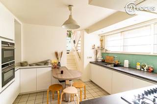 Bent u op zoek naar een ruime woning op een rustige maar centrale ligging in Zwijndrecht? Dan is deze verzorgde halfopen bebouwing absoluut een...