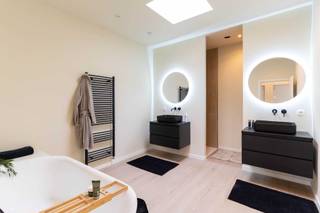 Onder optie!!<br /><br /><br /><br />Energiezuinige gezinswoning met grote tuin en garage!<br /><br />Op zoek naar een instapklare woning met ruimte, comfort en een uitstekende ligging?<br />Ontdek deze ruime gerenoveerde woning(175m/2) met EPC-label A, grote tuin, 3 grote slaapkamers en ruime garage met washoek. Gelegen in het rustige en groene deel van Borgerhout Extra-Muros, op een steenworp van het centrum van Antwerpen.<br /> <br />Indeling &amp; troeven: ruime en lichtrijke leefruimte, moderne keuken met zicht op de tuin, zonnige diepe tuin ideaal voor gezinnen, grote garage met washoek(ideaal voor hobbyisten), 3 grote slaapkamers, master bedroom met dressing ensuite, badkamer met bad en inloopdouche, 2 aparte toiletten, droge kelder, energiezuinig (EPC-A), rustige ligging in een aangename woonwijk, met winkels, scholen en openbaar vervoer op wandelafstand.<br /><br />-Electriciteit conform<br />-Asbestveilig<br />-Nieuwe CV installatie <br />-Zonnepanelen <br />-Mobiscore 9,5!<br />-Naast park<br /><br />0487628921<br /><br />Geen immo aub.