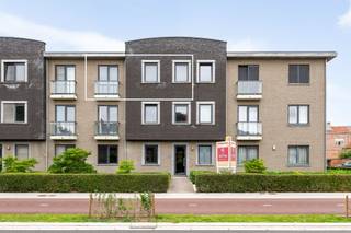 Centraal gelegen 3-slaapkamerappartement met ruim terras, autostaanplaats en kelder.Het appartement is ingedeeld als volgt : inkom, gastentoilet,...