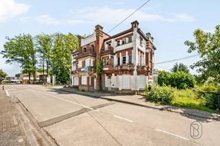 Te koop: unieke eigendom met 600 m² bewoonbare oppervlakte in Mont-de-l’Enclus -genietend van een prachtig zicht, en dit op een toplocatie. 

In het centrum van Mont-de-l’Enclus bevindt zich deze uitzonderlijke eigendom met een bewoonbare oppervlakte van maar liefst 600 m².
Een zeldzame opportuniteit op een toplocatie, met tal van mogelijkheden voor wie ruimte en potentieel zoekt.

Wat maakt dit pand uniek?
De woning bevindt zich momenteel in casco staat, wat u de vrijheid geeft om het pand volledig naar eigen smaak af te werken, of eventueel te herontwikkelen volgens uw project.
Deze eigendom biedt een uitzonderlijk volume, ideaal voor diverse invullingen zoals een groot familiehuis, investering of projectontwikkeling (onder voorbehoud van vergunningen). Mogelijkheid tot het creëren van 6 appartementen. 

Voor wie is dit ideaal?
Ideaal voor investeerders, projectontwikkelaars of kopers die op zoek zijn naar een uniek pand met veel volume op een gegeerde ligging.

Te koop via Immo Beguin, jouw vastgoedexpert sinds 2009, met kantoren in Ronse, Waregem, Kortrijk, Deinze, Doornik en Lessines.
Meer info of bezoek via info@immobeguin.be