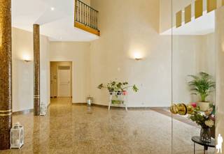 Op gegeerde locatie gelegen <strong>villa met binnenzwembad op ca. 2.489m² nabij het centrum van Kapellen! </strong><br /><br /><strong>Indeling:<br /></strong> <br /><strong>Gelijkvloerse verdieping:</strong><br />- Statige en open inkomhal op natuursteen met onbelemmerd zicht op het zwembad en aparte traphal met gastentoilet, handenwasser en vestiaire<br />- Ruim bemeten living op eiken parket met ingemaakte kasten en <strong>openhaard-cassette</strong><br />- Handig thuiskantoor of TV-kamer <br /><strong>- Nieuwe open keuken</strong> voorzien van toestellen met kookeiland<br />- Vanuit de leefruimte is er toegang naar het deels <strong>overdekte terras<br /></strong>- <strong>2 gelijkvloersslaapkamers</strong> met kamerhoge ramen, TV-aansluiting en grote badkamer ensuite voorzien van ligbad, 2 wastafels, bidet en toilet<br /><br />Het aangename en <strong>verwarmde binnenzwembad</strong> werd uitgewerkt in mozaëk, is voorzien van klimaatregeling en heeft een jetstream, vervolgens nog een finse<strong> sauna</strong> en een verzorgde kleedkamer/sanitair. <br />Door de <strong>enorme raampartijen</strong> rondom brengt men de privatieve tuin aangenaam dichtbij.<br /><br /><strong>Eerste verdieping:</strong> <br />- Via de traphal en een zeer ruime centrale tussenhal met zicht op het zwembad en de inkomhal. Heden werd hier een fitness voorzien maar er zijn tal van mogelijkheden. Zowel aan de linker- als aan de rechterzijde van het eigendom is er een <strong>enorme slaapkamer</strong>, 1 pas gerenoveerde badkamer met dubbele wastafel, inloopdouche, bad en toilet en een dressing. Het geheel ook hier boven op mooie eiken vloeren.<br /><br /><strong>Algemeen:</strong><br />- <span>Alle ruimtes in de gehele woning zijn royaal en beschikken over hoge plafonds</span><br />- Deze verzorgde villa met een groot volume heeft een <strong>dubbele, inpandige garage</strong> en nog een <strong>extra tuinkamer</strong><br />- Er zijn tal van mogelijkheden en heeft een <strong>prachtige tuin met diverse terrassen,</strong> mooie borders, oude bomen maar zeker geen inkijk<br />- Het eigendom is uitermate geschikt voor vrije beroepen