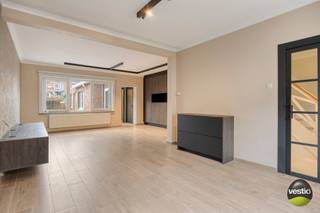Tussen de kleine en de grote Ring, in de Bosstraat ter hoogte van nummer 73, bevindt zich deze prachtig gerenoveerde woning.<br /><br />De ligging is ideaal: vlak bij het stadscentrum, met winkels, een broodjeszaak, kapper en andere faciliteiten allemaal op wandelafstand. De centrale ligging en de vlotte bereikbaarheid maken dit een bijzonder aantrekkelijke plek om te wonen.<br /><br />De woning werd oorspronkelijk gebouwd in 1958, maar onderging een grondige renovatie in 2020-2021. Hierbij werden onder meer de elektriciteit, sanitaire leidingen, keuken, badkamer, vloeren en het dak volledig vernieuwd. Het dak is bovendien uitgerust met zonnepanelen. Ook de tuin en het terras werden heraangelegd, en via een poortje achteraan kan je gemakkelijk met de fiets binnen.<br /><br />Binnenkomen doe je via de inkomhal, die toegang geeft tot de gezellige, L-vormige leefruimte. Grote raampartijen zorgen hier voor veel lichtinval en een prachtig zicht op de zuidgerichte tuin. Aansluitend vind je de moderne keuken, voorzien van een stijlvol werkblad en hoogwaardige toestellen: een Bosch combi-steam oven en combi-microgolf (Accent Line), een AEG-koelkast en diepvries, een Neff-inductiekookplaat en vaatwasser, en een Novy-dampkap. Verder is er op het gelijkvloers ook nog een wasplaats (voorzien van inbouwkasten en extra koelkast) en een apart toilet.<br /><br />De tuin is volledig omheind en zuidelijk georiënteerd, met een groot terras, een mooi aangelegd gazon en een praktisch tuinhuis met overdekt terras.<br /><br />Op de eerste verdieping bevinden zich twee ruime slaapkamers, waarvan de master bedroom uitgerust is met een ingebouwde kastenwand. De moderne badkamer beschikt over een ligbad, inloopdouche en wastafel. Ook hier is een apart toilet aanwezig.<br /><br />De tweede verdieping telt nog twee extra slaapkamers en twee handige bergruimtes.<br /><br />De woning beschikt verder over een zolder, een kelder die beide dienst doen als bergruimte en een regenwaterput voor het besproeien van de tuin.<br /><br />De ramen dateren van 2010 en 2016 en zijn voorzien van vliegenramen. De elektrische installatie is conform het AREI.<br /><br />Troeven van deze woning:<br />+ Volledig gerenoveerd en instapklaar<br />+ Lichte, aangename leefruimte<br />+ Vier slaapkamers<br />+ Heel wat ingebouwde kasten<br />+ Zuidgerichte, verzorgde tuin<br />+ Regenwaterput, kelder en zolder<br />+ Nieuw dak + zonnepanelen<br />+ Elektriciteit conform AREI<br /><br />Wil je deze charmante woning graag zelf ontdekken? Neem dan contact op met Stephanie via stephanie@vestio.com of bel naar 0474 73 64 84 voor een bezichtiging.