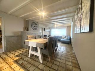 Ruime half open woning met 5 slaapkamers te koop in Menen.Indeling:Inkomhal met apart toilet, kelder en een lichtrijke leefruimte, keuken met...