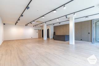 Bent u op zoek naar een commercieel pand met <strong>uitstekende zichtbaarheid</strong> en tal van mogelijkheden? Dan is dit volledig vernieuwde handelspand in het centrum Veldegem beslist een bezoek waard. Met een bruikbare oppervlakte van <strong>102 vierkante meter</strong> biedt dit pand een ruime aantrekkelijke handelsruimte die onmiddellijk inzetbaar is voor diverse commerciële activiteiten. Dankzij het grondige renovatieverkeer zorgt het voor een uitstekende staat en geniet u van een moderne, verzorgde uitstraling. <br /><br />Een extra troef <strong>is de kelderberging</strong> die perfecte dienst kan doen als <strong>stockageruimte, archief of aanvullende opslag.</strong> Vooraan beschikt het pand bovendien over <strong>een terras,</strong> wat extra mogelijkheden voor horeca, dienstverlening of een aantrekkelijke presentatie van Uw zaak. <br /><br /><strong>De centrale ligging in Veldegem</strong> zorgt voor een vlotte bereikbaarheid en een goede zichtbaarheid voor klanten en voorbijgangers. <br />Een veelzijdig handelspand dat zich perfect leent voor winkels, kantoren, vrije beroepen horeca of andere commerciële concepten. <br /><br />Indeling: Ruime handelsruimte van <strong>102 vierkante meter</strong> met toonbank/kassa, 3 paskamers, apart toilet en een aparte bergruimte/stockage er is ook een ruimte voorzien in de kelderberging. <br /><br />Interesse? Neem contact op voor meer informatie over een bezichtiging van dit unieke handelspand in het centrum van Veldegem via: <strong>oostkamp@caenen.be</strong>