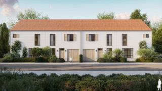 <p><em><strong>Thuiskomen in het hart van Oud-Turnhout</strong></em><br />Rustig wonen met een zonnige tuin én het gezellige dorpscentrum op wandelafstand. Aan de Taxandriastraat verrijst een kleinschalig project met twee halfopen en twee gesloten woningen. Energiezuinigheid, comfort en een persoonlijke afwerking staan er centraal. Elke woning beschikt over een zuidwest georiënteerd perceel, ideaal om volop van de middag- en avondzon te genieten. De vier toekomstige bouwpercelen vormen vandaag nog één geheel. De bestaande woning wordt voorafgaand aan de realisatie afgebroken. In het kader van de prekadastratie volgt een nieuwe opmeting; de definitieve perceeloppervlaktes zijn daarom nog niet bekend. Elke woning wordt voorzien van een garage, lichte leefruimte, berging, 3 slaapkamers, ruime badkamer én een vaste trap naar de zolders.</p>
<p><strong>Vraagprijzen en e</strong><strong><span>xclusieve lanceringsvoorwaarden<br /></span></strong><strong></strong>Linkse halfopen woning (224,2m²): € 525.000, waarvan € 180.000 grondwaarde<br />Gesloten woning midden links (217m²): € 449.000, waarvan € 150.000 grondwaarde<br />Gesloten woning midden rechts (217m²): € 449.000, waarvan € 150.000 grondwaarde<br />Rechtse halfopen woning (244,2): € 499.000, waarvan € 170.000 grondwaarde<br /><br /><span>Bovenvermelde prijzen zijn <strong>exclusieve lanceringsprijzen</strong> en gelden voor de eerste verkochte woningen.</span></p>
<p>Op de grondwaarde zijn <strong>12% verkooprechten</strong> verschuldigd. Op de constructiewaarde betaalt u <strong>6% of 21% btw,</strong> afhankelijk van uw persoonlijke situatie en de wettelijke voorwaarden.</p>
<p><strong>Uw woning, uw woonwensen</strong><br />Omdat de omgevingsvergunning nog niet werd aangevraagd, stapt u op een interessant moment in. Binnen de technische, stedenbouwkundige en architecturale mogelijkheden is nog inspraak in de indeling. Zo kunt u uw toekomstige thuis mee vormgeven volgens uw persoonlijke wensen.</p>
<p><strong>Complete en energiezuinige afwerking</strong><br />Het lastenboek kan u downloaden op onze website. De belangrijkste voorzieningen en afwerkingsbudgetten, exclusief btw, zijn:<br />Sanitair: stelpost van € 7.000 - Keuken: stelpost van € 12.500 - Vloeren: handelswaarde van € 60/m² - Wandbetegeling douche: handelswaarde van € 40/m². Shutters van Mr. Shutter: budget van € 5.000. E-peil E20 of lager, met E0 als streefdoel. Lucht-waterwarmtepomp met vloerverwarming. Zonnepanelen indien nodig voor het beoogde E-peil. Aluminium buitenschrijnwerk met superisolerende hoogrendementsbeglazing. Automatische sectionaalpoort. Individueel balansventilatiesysteem type D. Omheinde en aangelegde voor- en achtertuin. Aangelegd terras en scheidingsmuur tussen de percelen. Robotmaaier, brievenbus en gevelverlichting</p>
<p>U koopt dus niet alleen een energiezuinige nieuwbouwwoning, maar een volledig afgewerkte thuis waarin aan elk dagelijks comfort werd gedacht. Uw aankoop geniet de volledige bescherming van de Wet Breyne. Meer informatie vindt u via www.deboerenpartners.be/wet-breyne.</p>
<p><strong>Bouwen met vertrouwen</strong><br />BCR is een ervaren projectontwikkelaar die hoogwaardige en energiezuinige woonprojecten realiseert met aandacht voor esthetiek, duurzaamheid en comfort. Vanaf de aankoop tot de oplevering begeleidt een vaste klantenbegeleider u bij de afwerkingskeuzes en werfbezoeken. Daarnaast krijgt u 24/7 toegang tot de plannen, financiële overzichten en actuele stand van de werken. Zo ziet u stap voor stap hoe uw nieuwe thuis vorm krijgt.</p>