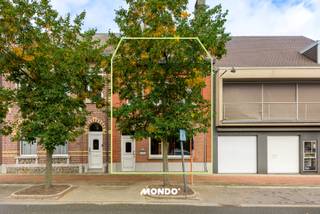 Cherchez-vous une maison pleine de caractère où vous pourrez insuffler votre propre style de rêve ? Cette spacieuse maison de rangée (environ 161 m² de surface de plancher utile), située au 236 Steenweg op Vilvoorde à Opwijk, offre la toile parfaite pour ceux qui aiment l'espace, la polyvalence et les possibilités d'extension.<br /><br />Bien qu'il s'agisse d'un projet de rénovation, la propriété dispose d'une base très solide et de nombreux atouts uniques que l'on trouve rarement dans cette gamme de prix.<br /><br />• Surface habitable spacieuse (161 m²) : Un volume étonnamment grand avec plusieurs étages.<br />• Cour intérieure et jardin : Profitez de la verdure et de l'air frais. La cour intérieure offre la possibilité parfaite d'agrandir considérablement la cuisine.<br />• Agencement flexible : Possibilité de créer 3 à 4+ chambres à coucher complètes.<br />• Garage(s) en option : Besoin de confort supplémentaire ou d'espace de rangement ? Il est possible d'acheter un ou plusieurs garages en option.<br />• Emplacement avantageux : Liaisons faciles vers Vilvoorde, Bruxelles, Dendermonde et le centre d'Opwijk avec des écoles, des magasins et des transports en commun.<br /><br />- Rez-de-chaussée :<br />En entrant dans la maison, vous arrivez dans le salon confortable. Il y a ensuite l'espace cuisine, les installations sanitaires (salle de bains et toilettes séparées) et un espace de rangement pratique. La cour intérieure adjacente est un atout absolu : agrandissez la cuisine et créez une cuisine moderne avec vue sur le jardin arrière.<br /><br />- Premier étage :<br />Il y a 3 chambres à coucher et un hall central.<br /><br />Le spacieux grenier offre des possibilités supplémentaires. Pensez à une grande chambre principale avec dressing, une salle de loisirs ou des chambres d'enfants supplémentaires.<br />Espace de stockage frais pratique.<br /><br />Aimez-vous enlever vos gants et voir le potentiel de ce projet de rénovation ?<br />Contactez-nous dès aujourd'hui pour plus d'informations ou une visite sur place !<br />tim@mondovastgoed.be - +32483 60 60 60