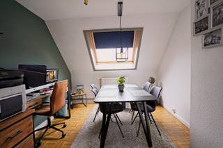 Dit appartement is gelegen op de tweede verdieping (geen lift) van een kleinschalig gebouw bestaande uit 2 appartementen en biedt een zicht op het gezellige pleintje te Appels. Het appartement is voorzien van een lichtrijke woonkamer, keuken, badkamer, 2 slaapkamers en berging. Op 10 minuutjes fietsafstand van de grote markt van Dendermonde, ook een bushalte vlakbij.<br />Bij interesse mail naar info@rosiersderidder.be<br />Onmiddellijk beschikbaar <br />Referentie: 5735