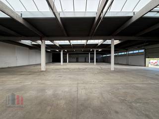 Dit bedrijfsgebouw komt zeer binnenkort beschikbaar (Q4 2025) en zal volledig gerenoveerd zijn met een nieuw dak, nieuwe zijwanden en nieuwe...