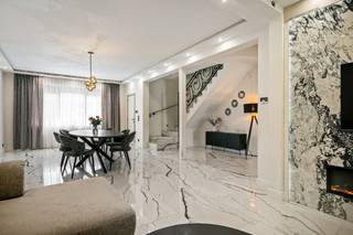 Op een uitstekende locatie te Keerbergen bevindt zich deze ruime, recent gerenoveerde woning met 5 slaapkamers en magazijn van 75m² op een perceel van 1147 m². U geniet hier van een goede ligging in een aangename omgeving, toch in de nabijheid van het centrum met winkels, scholen en het openbaar vervoer. <br /><br />We betreden de woning via de inkomhal met vestiaire mogelijkheden. De ruime leefruimte geniet van veel lichtinval door de vele raampartijen. U kunt deze inrichten met een gezellige zithoek en een aparte eetplaats. De geheel vernieuwde keuken is mooi geïntegreerd in het geheel en voorzien van kwalitatieve toestellen. Daarnaast biedt deze toegang tot de tuin met terras waarin u kunt steeds in alle rust en privacy kan genieten van het mooie weer. Op het gelijkvloers beschikt u verder nog over een tweede woonkamer die uitkijkt op de tuin en een aparte badkamer met inloopdouche, lavabo en toilet. De nachthal op de eerste verdieping geeft ons toegang tot 4 ruime slaapkamers, een aparte wasplaats en een badkamer de welke nog afgewerkt dient te worden. De woning is daarnaast ook voorzien van een ruime zolder die bereikbaar is via een vaste trap en ingericht kan worden als extra slaapkamer of bergzolder. Zowel vooraan de woning alsook achteraan zijn er voldoende parkeermogelijkheden voorzien. Tot slot beschikt de woning ook over een conforme elektrische keuring en een gunstig EPC (218)!<br /><br />Vooraan de woning bevindt zich een bureau met toilet dat van buitenaf toegankelijk is. Daarnaast beschikt de woning ook over een praktisch magazijn van 75m² dat naar eigen wens verder ingericht kan worden en heel wat mogelijkheden biedt voor zelfstandigen.<br /><br />Dit is een uitstekende opportuniteit als u op zoek bent naar een ruime, recent gerenoveerde woning met 5 slaapkamers en magazijn in een aangename omgeving te Keerbergen. Contacteer ons voor meer informatie op 0479/47.09.61 of neem een kijkje op www.boonstravastgoed.be . <br /><br />Bijzonderheden:<br />- 5 slaapkamers<br />- Uitstekende ligging<br />- Recent gerenoveerd