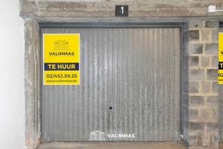 VALIMMAS verhuurt in het centrum van Asse deze individuele garagebox met manuele kantelpoort. Kan eventueel ook samen met de aanpalende garage G02...