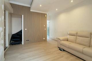 Bent u op zoek naar een ruime stadswoning met een praktische indeling en een gunstige EPC-score? Deze woning aan de Hamerstraat 36 combineert een centrale ligging in Mechelen met verrassend veel ruimte en diverse mogelijkheden voor gezinnen, thuiswerkers of wie extra kamers wenst.<br /><br />Indeling<br />Via de inkomhal betreedt u de woning. Voaraan bevindt zich een bureau, gevolgd door de zitplaats. Verder treffen we de eetplaats met aansluitend de keuken. Achteraan bevindt zich een berging met de verwarmingsketel en een apart toilet.<br /><br />Op de eerste verdieping beschikt de woning over een wasplaats, een badkamer en een slaapkamer.<br /><br />Via een vaste trap bereiken we de zolderverdieping waar zich een slaapkamer aan de voorzijde en een tweede slaapkamer aan de achterzijde bevinden. Daarnaast is er nog een extra zolderruimte ingericht als polyvalente ruimte, ideaal als hobbyruimte, bureau of extra slaapkamer.<br /><br />De woning beschikt bovendien over een kelder die kan benut worden als extra opslagruimte.<br /><br />Technische informatie<br />De woning behaalt een EPC-label C (214 kWh/m²), waardoor er geen renovatieverplichting geldt. De verwarming gebeurt via aardgas met een condenserende gasketel. Verder is de woning voorzien van dubbele beglazing in PVC-profielen. Elektrische installatie is conform en goedgekeurd. Het huis is asbestveilig.<br /><br />Buurtinformatie<br />De woning is gelegen in een aangename woonomgeving aan de rand van Mechelen, met een vlotte verbinding naar het stadscentrum, het station en de belangrijkste invalswegen richting Antwerpen, Brussel en Leuven. Winkels, scholen, openbaar vervoer en recreatiemogelijkheden bevinden zich in de nabije omgeving, waardoor deze ligging een ideale combinatie vormt van bereikbaarheid en dagelijks wooncomfort.  <br /><br />Bent u op zoek naar een ruime woning met mogelijkheden op een goed bereikbare locatie in Mechelen?<br /><br />Bestuursmaatregelen in het maatregelenregister: nee<br /><br />Deze AI-visualisaties zijn bedoeld als inspiratie. Er werd geen rekening gehouden met technische specificaties, stedenbouwkundige voorschriften of de concrete mogelijkheden tot realisatie.
