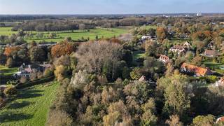 Dit perceel van 5.089 m2 is gelegen tussen de Leie en de Golf. Het perceel geniet van een zuidwestelijke oriëntatie, een eigen bos en een groot zwembad. De woning dateert van 1988 en heeft een bewoonbare oppervlakte van 528m2. Hierdoor biedt deze woning enorm veel potentieel.<br /><br />Het gelijkvloers is als volgt opgedeeld: inkomhal met gastentoilet, ruime bureauruimte, eventuele eerste slaapkamer. Grote, open leefruimte met veel lichtinval. Keuken met bijkeuken die toegang biedt tot de garage waar plaats is voor twee wagens en extra opbergruimte. Verder is er nog een praktische kelder.<br /><br />De eerste verdieping biedt plaats voor drie ruime slaapkamers en een badkamer. Daarnaast zorgt de grote polyvalente ruimte voor extra opportuniteiten.<br /><br />Naast de hoofdwoning is er tevens een bijwoning voorzien. U heeft toegang tot de bijwoning via een aparte inkomhal, maar ook via de garage en de polyvalente ruimte. De bijwoning heeft tevens een lift.<br /><br />Met al deze troeven biedt deze villa een uitzonderlijke woonervaring midden in de groene en exclusieve omgeving van Sint-Martens-Latem.