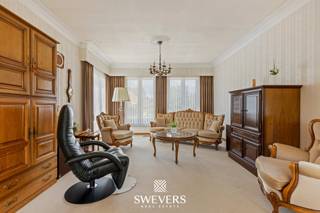 Voor meer info en foto’s, surf naar www.swevers.be – Deze instapklare open bebouwing in Beverlo biedt 220 m² wooncomfort op een mooi perceel van 1.165 m². De woning werd gebouwd in 1975, is degelijk onderhouden en combineert ruime leefruimtes met een praktische, gelijkvloerse indeling. Mits enkele energetische verbeteringen, zoals spouwmuurisolatie, kan zorgen voor een gunstig EPC-resultaat zonder verder verplichtingen. De lichtrijke woonkamer van 44,52 m² vormt het hart van de woning en biedt plaats voor een gezellige zithoek en ruime eetplaats. Aansluitend ligt de keuken van 11,28 m², centraal en functioneel ingedeeld. Verder zijn er drie slaapkamers van 14,97 m², 13,26 m² en 9,50 m², ideaal voor een gezin, bureau of hobbyruimte. Ook de badkamer, het apart toilet en de kleine kelder zorgen voor extra gebruiksgemak. Een grote troef is de indrukwekkende zolder van 161,50 m², perfect als opslagruimte of met mogelijkheden naar de toekomst. Daarnaast beschikt de woning over een ruime garage van 33,63 m² met plaats voor wagen, fietsen en extra berging. Buiten geniet u van een royale oostgerichte tuin met veel rust, privacy en potentieel voor terrassen, speelruimte of groenaanleg. De ligging is eveneens sterk: winkels, horeca, openbaar vervoer en scholen bevinden zich vlakbij, terwijl de autosnelweg vlot bereikbaar is. Een ruime gezinswoning met comfort, mogelijkheden en een aangename ligging. Voor meer informatie, bel 011 255 155. Bron bewoonbare oppervlakte: EPC – verslag. Dit pand is onderworpen aan de renovatieverplichting van de Vlaamse overheid voor residentiële gebouwen (behoudens bij sloop binnen 5 jaar na de aankoop). Consulteer voor meer informatie de website van het Vlaams Energie- en Klimaatagentschap via https://www.vlaanderen.be/een-huis-of-appartement-kopen/renovatieverplichting-voor-residentiele-gebouwen.