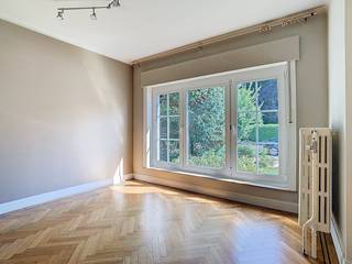 Bent u op zoek naar een comfortabele woning met karakter of een interessante investering in een gegeerde regio? <br />In het hart van Schilde, op wandelafstand van scholen, openbaar vervoer, winkels, restaurants en ontspanningsmogelijkheden, bevindt zich deze karaktervolle villa met rieten dak. De woning biedt een bewoonbare oppervlakte van 198 m² en is gelegen op een royaal perceel van 1.071 m², Zuidwest georiënteerd – tevens geschikt als projectgrond (appartementen).<br />De woning beschikt over een ruime leefruimte met parketvloer met houtkachel, vier volwaardige slaapkamers, een functionele keuken en een verzorgde badkamer. De garage biedt plaats aan één voertuig en voorziet in extra bergruimte. <br />Deze woning is een uitstekende opportuniteit voor gezinnen die op zoek zijn naar ruimte, potentieel en een centrale doch groene ligging.<br /><br />Bijzonderheden : <br />- Ligging: dorp van Schilde<br />- Ruim perceel <br />- Zuidwest tuin<br />- 4 slaapkamers<br />- Grote kelder<br />- Garage + 2 parkeerplaatsen<br />- Projectgrond