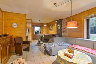 Deze te renoveren woning is gelegen op een ruim perceel in een rustige groene omgeving in Mol-Sluis. De woning ligt langs de gekende Galbergen waar je kan genieten van de vele wandelpaden langs mooie natuur en sport- en speelfaciliteiten.<br /><br />Deze eigendom bestaat uit twee charmante woningen en een achterliggend stuk grond. Deze woningen zijn vergund als één woning en het is dan ook de bedoeling dat deze woningen omgevormd worden naar één woning. Deze woning dient gerenoveerd te worden op energetisch vlak en bieden qua afwerking ook mogelijkheid tot opfrissing.<br /><br />De woning is landelijk ingericht en men kan kiezen om dit landelijk karakter te behouden of te renoveren tot een moderne stijl.<br /><br />De woningen zijn basis uitgerust en beschikken elk over een primitieve keuken en badkamer. De linkse woning geniet van twee slaapkamers en een ruime tuin met garage. De rechtse woning geniet van één slaapkamer, een aanpalende garage en een gezellig tuintje. <br />Achteraan de woningen is een beboste grond van 14a35ca.<br /><br />De huidige huurinkomsten zijn: <br />Bremstraat 11: 589,9 €/ maand EPC: 756 kWh/(m² jaar)<br />Bremstraat 9: 743,05 €/ maand EPC 1135 kWh/(m² jaar)<br /><br />Dit pand is onderworpen aan de renovatieverplichting van de Vlaamse overheid voor residentiële gebouwen (behoudens bij sloop binnen 5 jaar na de aankoop). Consulteer voor meer informatie de website van het Vlaams Energie- en Klimaatagentschap via https://www.vlaanderen.be/een-huis-of-appartement-kopen/renovatieverplichting-voor-residentiele-gebouwen.<br /><br />Mogelijke financiële tegemoetkomingen (indien u aan de voorwaarden voldoet): sloop &amp; heropbouw of renovatie aan 6% BTW, tal van renovatiepremies en de Mijn VerbouwLening (tot € 60.000).