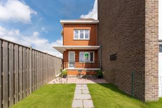 Deze instapklare woning bevindt zich vlakbij het centrum van Roeselare. Zo liggen openbaar vervoer, scholen, winkels,... zich in de nabije omgeving.<br /><br />De indeling van de woning is als volgt:<br /><br />Bij het betreden van de woning komt u in de lichtrijke woonkamer terecht. Deze is volledig voorzien van automatische rolluiken. Een tussengang biedt toegang tot de ruime, praktische kelder en de keuken. De keuken is voorzien van een gaskookplaat, spoelbak, microgolfoven en elektrische oven. <br /><br />Op de eerste verdieping is er de badkamer (ligbad, badkamermeubel met lavabo) en de masterbedroom met berging.<br /><br />Op het tweede verdiep zijn er nog 2 karaktervolle slaapkamers. <br /><br />De elektriciteit is conform. De woning wordt verwarmd via centrale verwarming op aardgas. <br /><br />Aan de voorzijde van de woning is er nog een omheinde stadstuin aanwezig. <br /><br />Het dak is geïsoleerd en de gehele woning is daarnaast ook voorzien van dubbele beglazing met raamwerk uit PVC. <br /><br />Op heden verhuurd met een netto rendement van 3% is deze woning een topper van formaat! <br /><br />