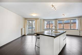 Ruim 2-slaapkamer appartement op een zeer gunstige locatie in nabijheid van winkels, scholen en openbaar vervoer. Bij het binnenkomen vinden we...