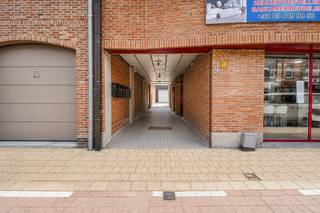 Bent u op zoek naar een comfortabel en lichtrijk appartement met ruime terrassen op een centrale locatie? Dit aangename appartement, gelegen op de tweede verdieping aan de Antwerpse Steenweg 71 bus 4 in Sint-Niklaas, combineert ruimte, comfort en een uitstekende bereikbaarheid. Dankzij de twee slaapkamers, de twee terrassen en het energiezuinige EPC-label B is dit een ideale woonst voor wie comfortabel en centraal wil wonen.<br /><br />De centrale ligging is een absolute troef. Winkels, supermarkten, scholen, openbaar vervoer, horecazaken en andere dagelijkse voorzieningen bevinden zich in de nabije omgeving. Ook belangrijke verbindingswegen zijn vlot bereikbaar, waardoor u zich zowel met de wagen, fiets als het openbaar vervoer gemakkelijk kunt verplaatsen.<br /><br />Bij het binnenkomen van het appartement komt u terecht in een aangename inkomhal die toegang biedt tot de verschillende ruimtes. De lichtrijke woonkamer vormt het hart van het appartement. Dankzij de grote raampartijen geniet u hier van een aangename, open sfeer. Er is voldoende ruimte voor zowel een gezellige zithoek als een volwaardige eethoek.<br /><br />De keuken sluit mooi aan bij de leefruimte en is praktisch ingericht. De badkamer is voorzien van een ligbad/douche, dubbele lavabo, toilet en aansluiting wasmachine.<br /><br />Het appartement beschikt over twee volwaardige slaapkamers, die elk rechtstreeks toegang bieden tot een terras. Deze twee terrassen vormen een bijzonder aangename meerwaarde en bieden de mogelijkheid om vanuit beide slaapkamers meteen van de buitenlucht te genieten.<br /><br />Met een EPC-label B is het appartement energiezuinig en geniet u van een aangenaam binnenklimaat. Bovendien is het appartement voorzien van airconditioning, wat zorgt voor extra comfort tijdens warme zomerdagen.<br /><br />Dankzij de combinatie van de centrale ligging, twee slaapkamers, twee terrassen en het energiezuinige karakter is dit appartement bijzonder geschikt voor starters, koppels, kleine gezinnen of investeerders.<br /><br />De stedenbouwkundige inlichtingen zijn in aanvraag.