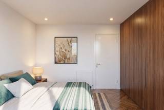 Project Groenzicht🌿:<br />Deze moderne en luxueuze 2-slaapkamer appartementen zijn gelegen in een kleinschalig gebouw met in totaal 9 wooneenheden en bevinden zich in een rustige en stijlvolle woonomgeving op een toplocatie te Kontich. Voor wie van luxe kan genieten kan zich zeker vinden in deze extra troef nl. een autolift🚗! <br /><br />Hecht u veel belang aan energiezuinig wonen? Het lage E-peil van 30 garandeert een energiezuinige woning met een lage energiefactuur. Alsook is er een groen dak aangelegd en bovendien is het project gelegen aan een groot natuurgebied en velden waardoor u geniet van een “Groen-zicht”!<br /><br />Dit appartement is perfect voor starters🧑‍🤝‍🧑, investeerders📈 of wie op zoek is naar een betaalbare en moderne woonst.<br /><br />De ondergrondse autostaanplaatsen🚗 en bergingen zijn verplicht mee aan te kopen en zijn niet inbegrepen in de gepubliceerde verkoopprijs. Aankoop van meerdere autostaanplaatsen is mogelijk. Gelieve er rekening mee te houden dat elk appartement een afzonderlijke verkoopprijs heeft en dat op de aankoop van de appartementen en bijhorende staanplaatsen/bergingen btw van toepassing is.<br /><br />Indeling:<br />App 0.1 (78,8m²) gelijkvloers: <br />U betreedt het appartement via de inkomhal die toegang aan alle ruimtes. U komt binnen in de open keuken met aanpalend de woonkamer (30m² inclusief keuken) met uitzicht op het terras (22m²) en de tuin (121m²). Via de inkomhal kan u een aparte berging bereiken, alsook de badkamer (4m²), apart toilet en twee slaapkamers (12m² en 8,7m²). <br /><br />Pluspunten: <br />- Aankoop onder Wet Breyne &amp; 6% BTW mogelijk (mits voorwaarden)<br />- Start werken: februari 2027<br />-📈Bruto-rendement: €1200 + €90 aan 3,59%<br />- Tijdelijke vermindering KI dankzij energiezuinig wonen <br />- Gemeenschappelijke fietsenberging<br />- Aankoop meerdere staanplaatsen mogelijk<br /><br />Heeft u bijkomende vragen of kent u graag de totaalprijzen neem dan zeker vrijblijvend contact met op met One vastgoed op het nummer 03 360 85 30📞📱.