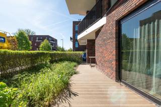 TREVI GENT - UNIEK gelegen, instapklaar, modern gelijkvloers 1-slaapkamerappartement met TERRAS en TUIN, met zicht op het groene Malemmeersen park, vlak aan de Watersportbaan, Malemmeersen, Bourgoyen... en toch maar op 10 minuten fietsen van de Korenmarkt. Bestaande uit: Inkomhal met apart toilet, ruime living met aansluitend een terras en tuintje. Een ingerichte Bulthaup-keuken en apart berging perfect voor de wasmachine/droogkast, naast de living een grote slaapkamer, badkamer met dubbele lavabo en douche. Ondergrondse staanplaats optioneel te koop voor 25.000 EUR. Elektriciteit conform, EPC B score, kortom perfect instapklaar. Dit is werkelijk een unieke droomlocatie voor een eigen stek in het Gentse! Het appartement is momenteel verhuurd en kan vrij komen mits opzeg van de huurder.