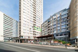 Bent u op zoek naar een instapklaar appartement op een uitstekende locatie in Brussel? Dan zal dit charmante 1-slaapkamerappartement in Residentie Aigle u ongetwijfeld weten te bekoren. Gelegen in Sint-Joost-ten-Node, op een boogscheut van de markt en het Madouplein, geniet u hier van een vlotte bereikbaarheid, tal van winkels, openbaar vervoer en alle dagelijkse voorzieningen binnen handbereik.<br /><br />Het appartement bevindt zich op de vierde verdieping en beschikt over een bewoonbare oppervlakte van 51 m² (volgens EPC). Bij het binnenkomen wordt u verwelkomd in een inkomhal met vestiaire en een apart gastentoilet, een volledig uitgeruste keuken met rechtstreeks toegang tot het aangename balkon met prachtige vergezichten, een ruime en lichtrijke leefruimte en achteraan bevindt zich de comfortabele slaapkamer, die aansluit op de badkamer met douche en een praktisch lavabomeubel.<br /><br />Divers: Elektriciteit conform, EPC D, Individuele verwarming op aardgas (condensatieketel 2016), Dubbele begalzing in PVC raamprofiel, Massief parketvloer, aansluiting wasmachine in badkamer, trimestriële syndicuskosten (reservefonds, verzekering, onderhoud, lift & syndicus) €120/maand, kadastrale gegevens, stedenbouw en syndicus inlichtingen in aanvraag.<br /><br />Dankzij de uitstekende ligging, de praktische indeling en de instapklare afwerking vormt dit appartement een ideale woonst voor starters, alleenstaanden of als interessante investering.<br /><br />Interesse in dit mooie appartement? Contacteer Davy Vermander op 0495 44 77 53 Bel ons vandaag nog voor meer informatie of plan een bezoek in. Wij leiden u graag rond!<br /><br />