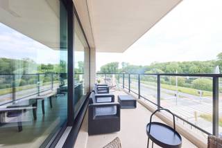 Schitterend appartement van 136 m² gelegen aan de Woluwelaan, in een eigentijds en kwalitatief hoogstaand gebouw in Sint-Lambrechts-Woluwe, in een groene omgeving tegenover het Malou-park.<br />De woning omvat een inkomhal met ingebouwde kasten, een ruime lichtrijke woonkamer met toegang tot een terras van 17 m², een ingerichte keuken met bijkeuken en wasruimte, twee slaapkamers waaronder een ouderslaapkamer met dressing van 25 m², en twee badkamers. Verzorgde afwerking, uitstekende thermische en akoestische isolatie.<br />EPC A – elektrisch conform – dubbele ventilatie – individuele condensatieketel. Vrij bij akte.<br />Ideaal gelegen in een groene omgeving met zicht op het Kasteel Malou en het Sint-Lambrechtspark, op korte afstand van de luchthaven van Brussel, Rob, het Woluwe Shopping Center, sportclub Aspria Royal La Rasante en de Klinieken Sint-Luc, uitstekend bediend door het openbaar vervoer (tram 8, bus 28, metro Roodebeek).<br />Gegarandeerde liefde op het eerste gezicht!