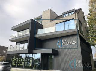 <p>Dit tijdloos appartement bevindt zich in Residentie Verka, een zeer gezellige en kleinschalige residentie nabij alle handelszaken, scholen en busverbindingen.<br />Het pand is afgewerkt met hoogwaardige materialen en door de grote ramen is het heel lichtrijk en biedt het een prachtig zicht.</p><p>De indeling is als volgt: een gastentoilet, een gezellige leefruimte met een aanpalend terras en een open volledig ingerichte keuken.<br />Een houten trap brengt u naar het slaapgedeelte op de benedenverdieping, daar vindt u 2 volwaardige slaapkamers met op beide kamers mooie maatwerkkasten, een tweede toilet, een tijdloze badkamer met inloopdouche en lavabo en een praktische wasplaats/berging.</p><p>Tevens is er een garage inbegrepen in de huurprijs. Dit appartement is ook volledig geschilderd en overal voorzien van verlichtingsarmaturen.</p><p>De huurprijs voor dit mooie pand is 1.250 euro alle kosten inbegrepen en beschikbaar vanaf 01/11/2026.<br />Uw contactpersoon is Leen De Clercq, afspraken kunnen via mail naar leen@vastgoed-dc.be worden vastgelegd.</p>